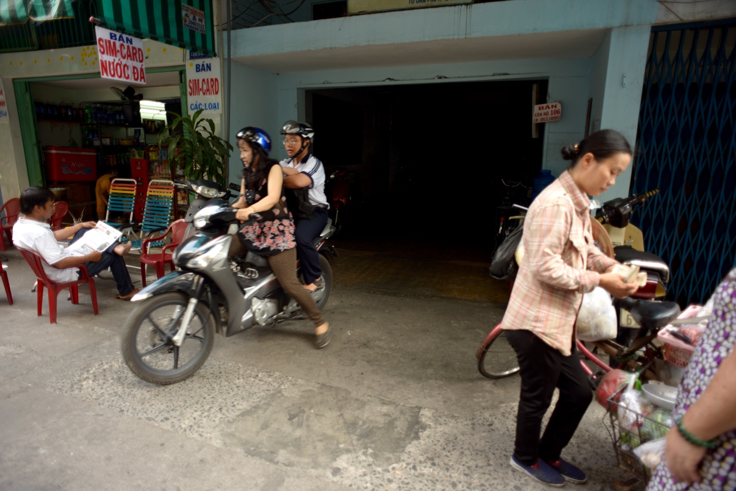 Chị Thảo đưa con đến trường rồi lại tất bật mưu sinh.