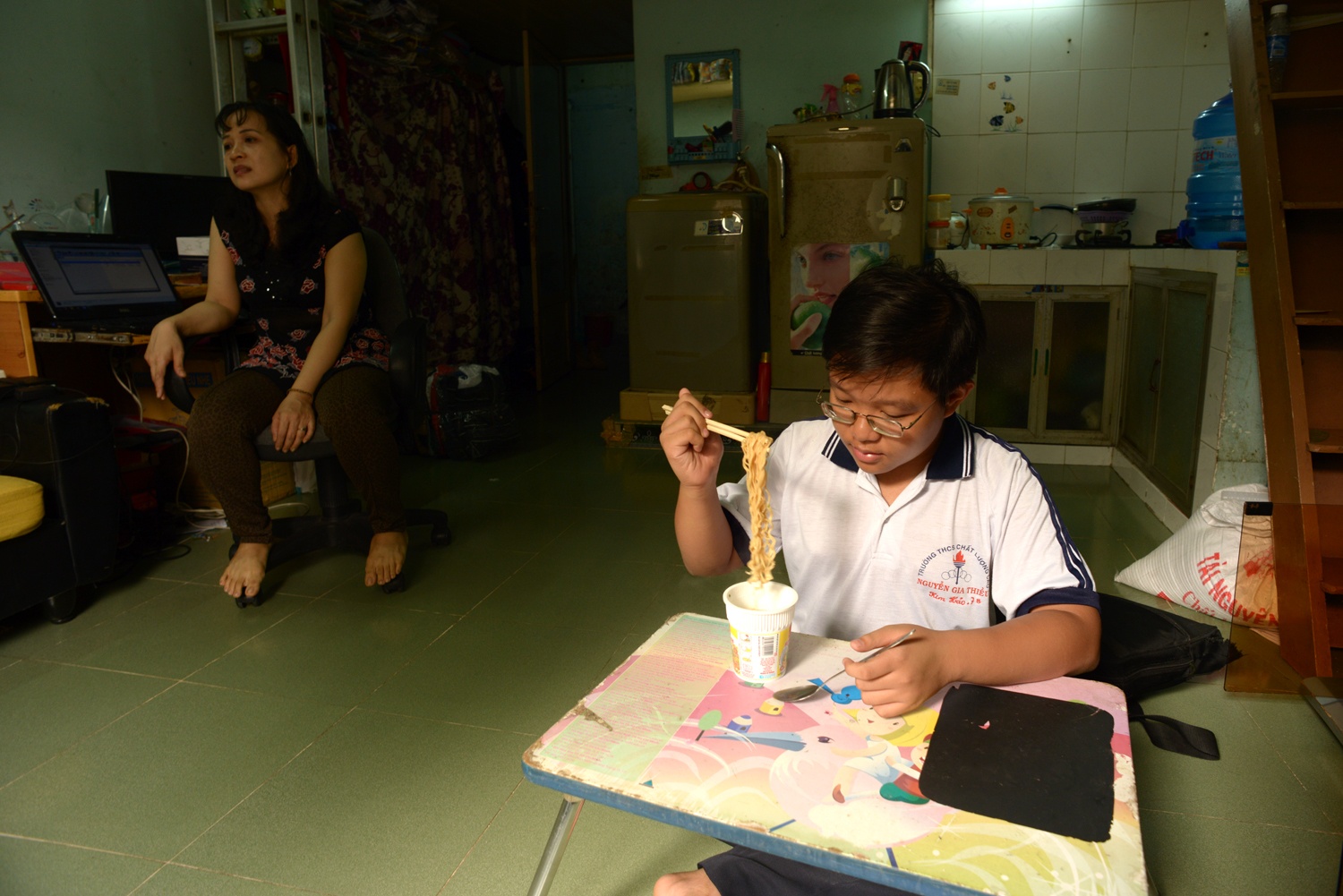 Bữa sang đạm bạc của Hảo trước giờ đến trường.