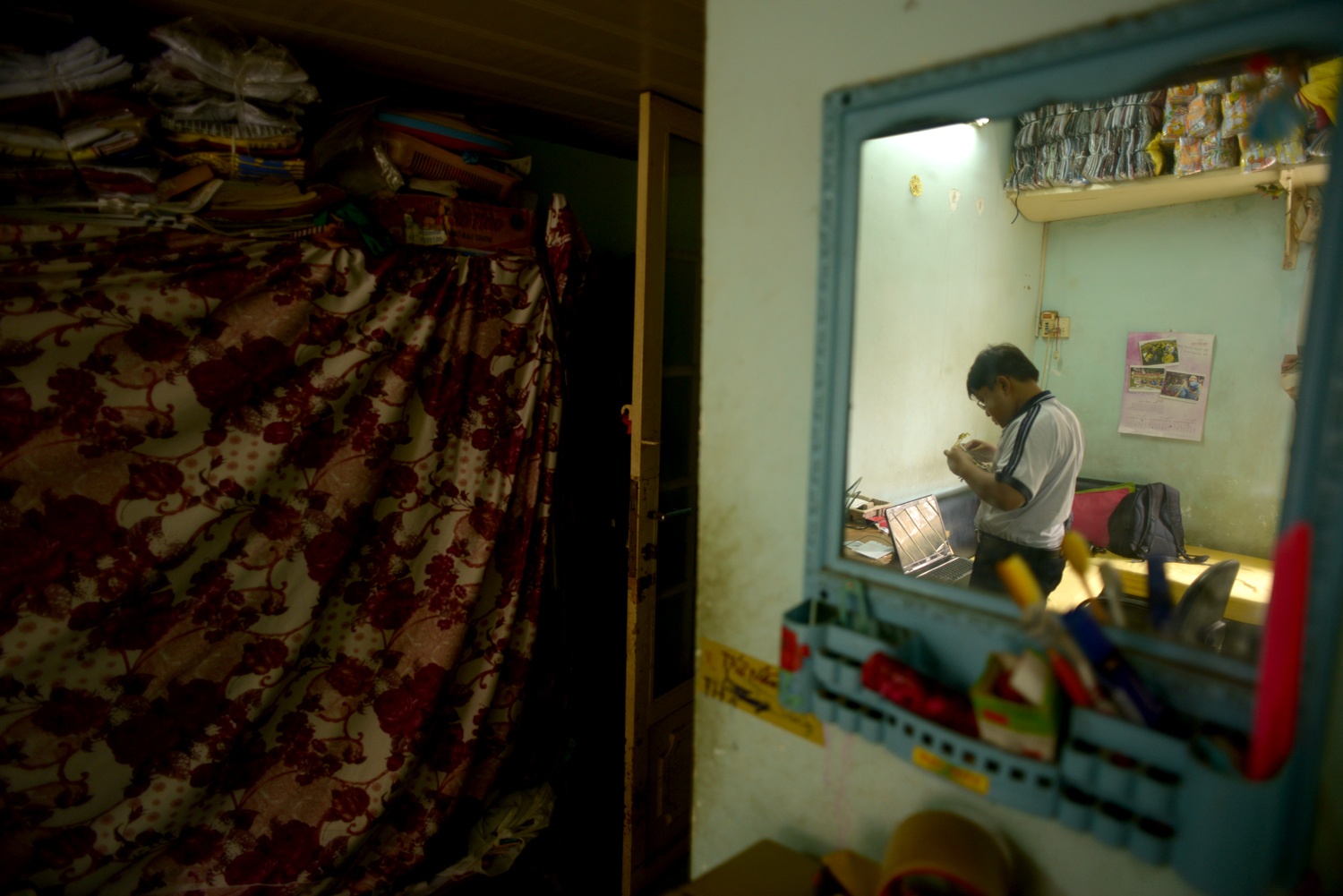 Cuộc sống của hai mẹ con dựa vào thu nhập của chị Thảo phụ bán hàng với dì Hảo ở chợ Tân Bình.