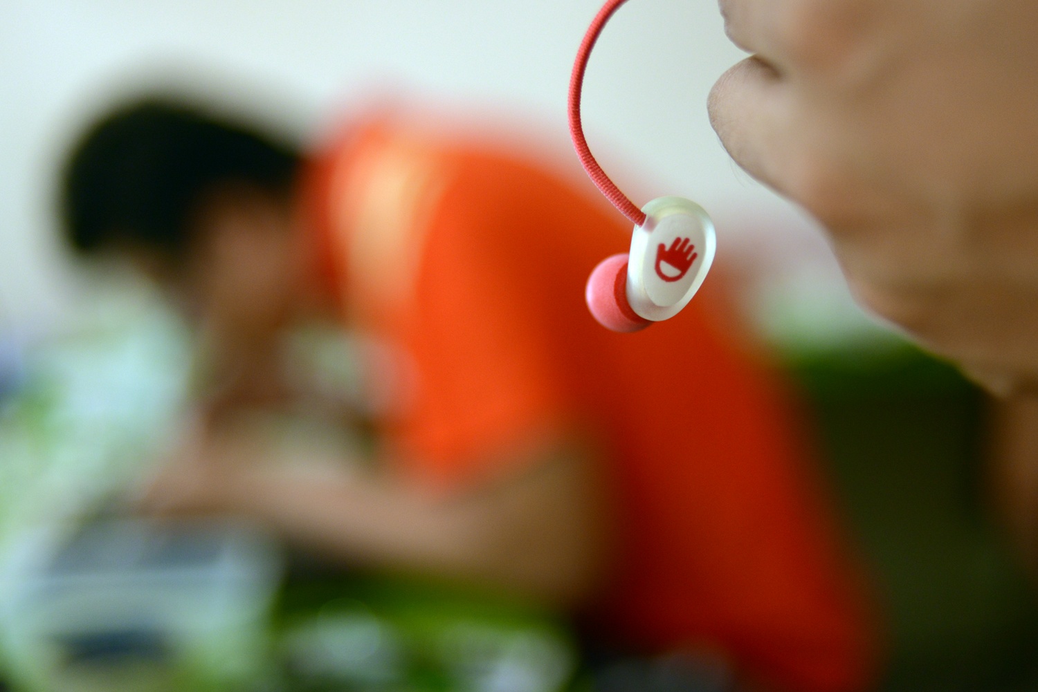 Tai nghe lam bang tay gia cao hinh anh