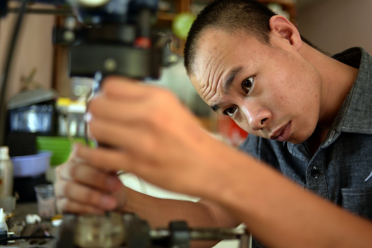 Ben trong lo san xuat tai nghe 'made in Vietnam' o Sai Gon hinh anh