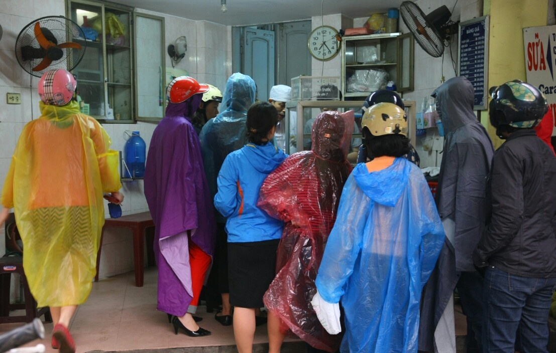 Doi mua xep hang mua banh troi chay hinh anh