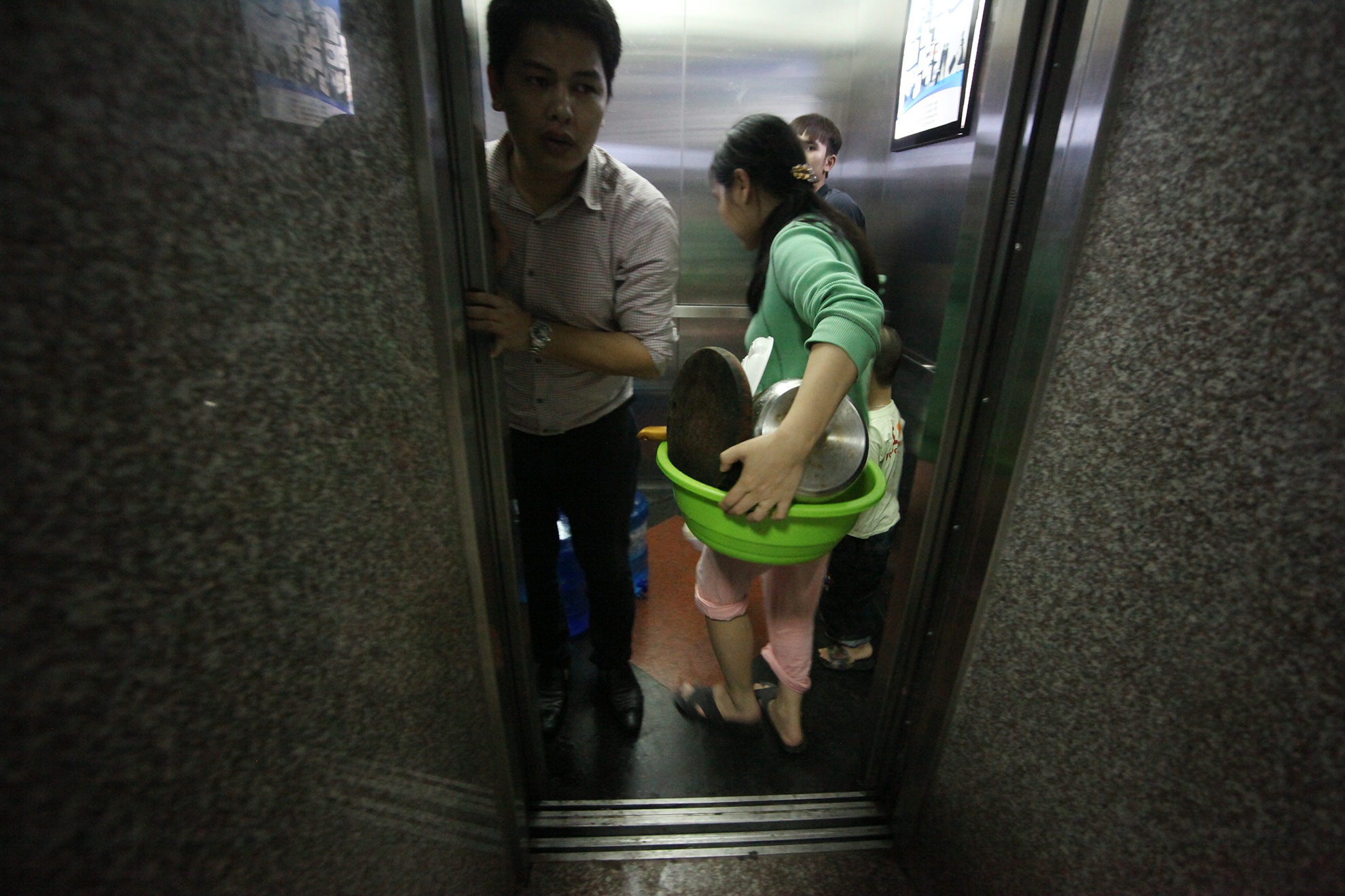 Vo duong ong, dan Ha Noi thuc dem xin nuoc hinh anh