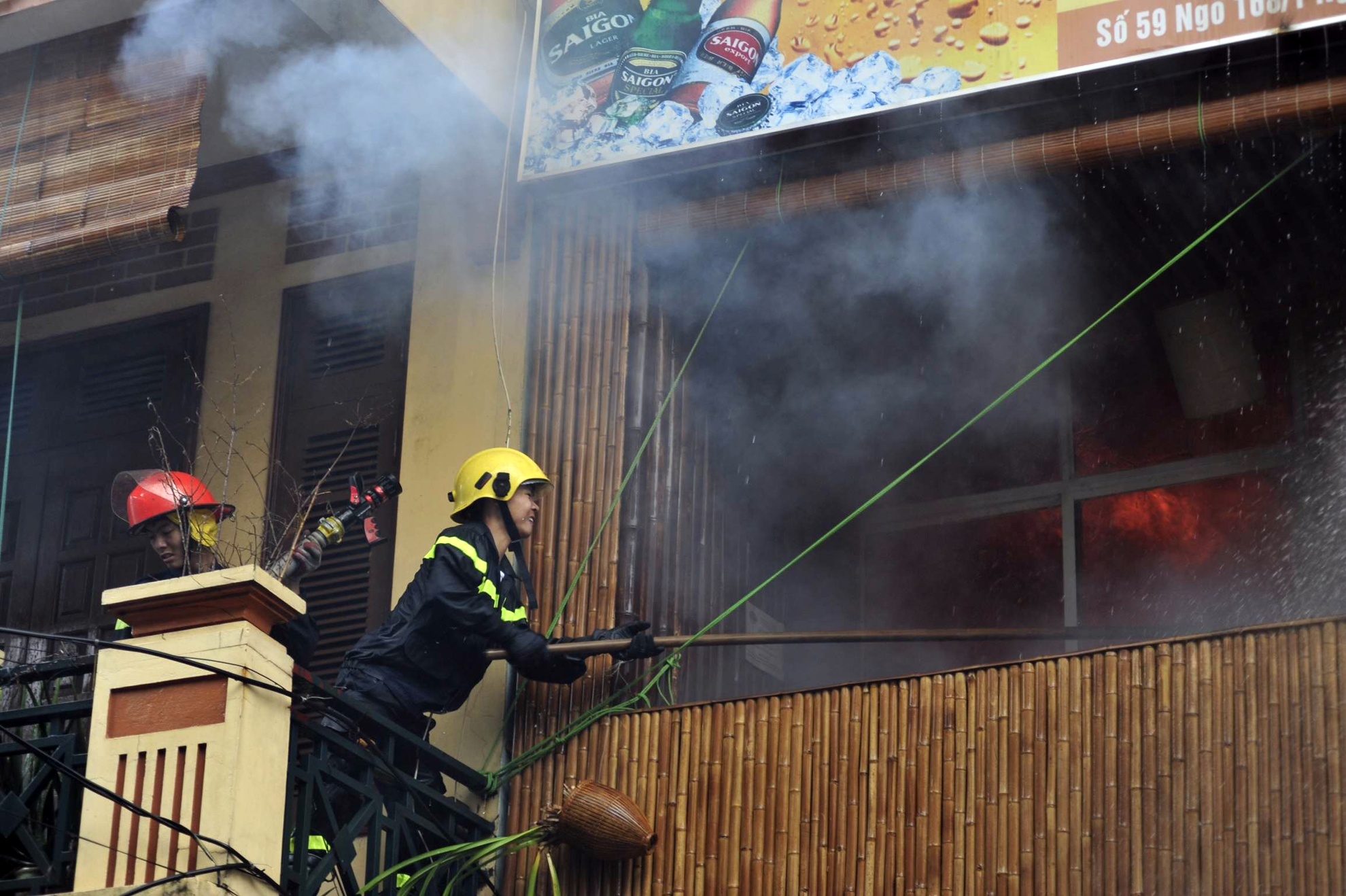 Hoa hoan giua luc vo ong nuoc, quan thit rung chay du doi hinh anh
