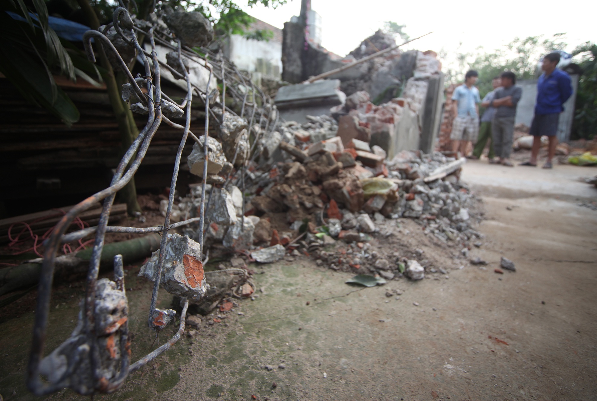 Hang loat nha nut gay vi nen dat sut lun o Ha Noi hinh anh