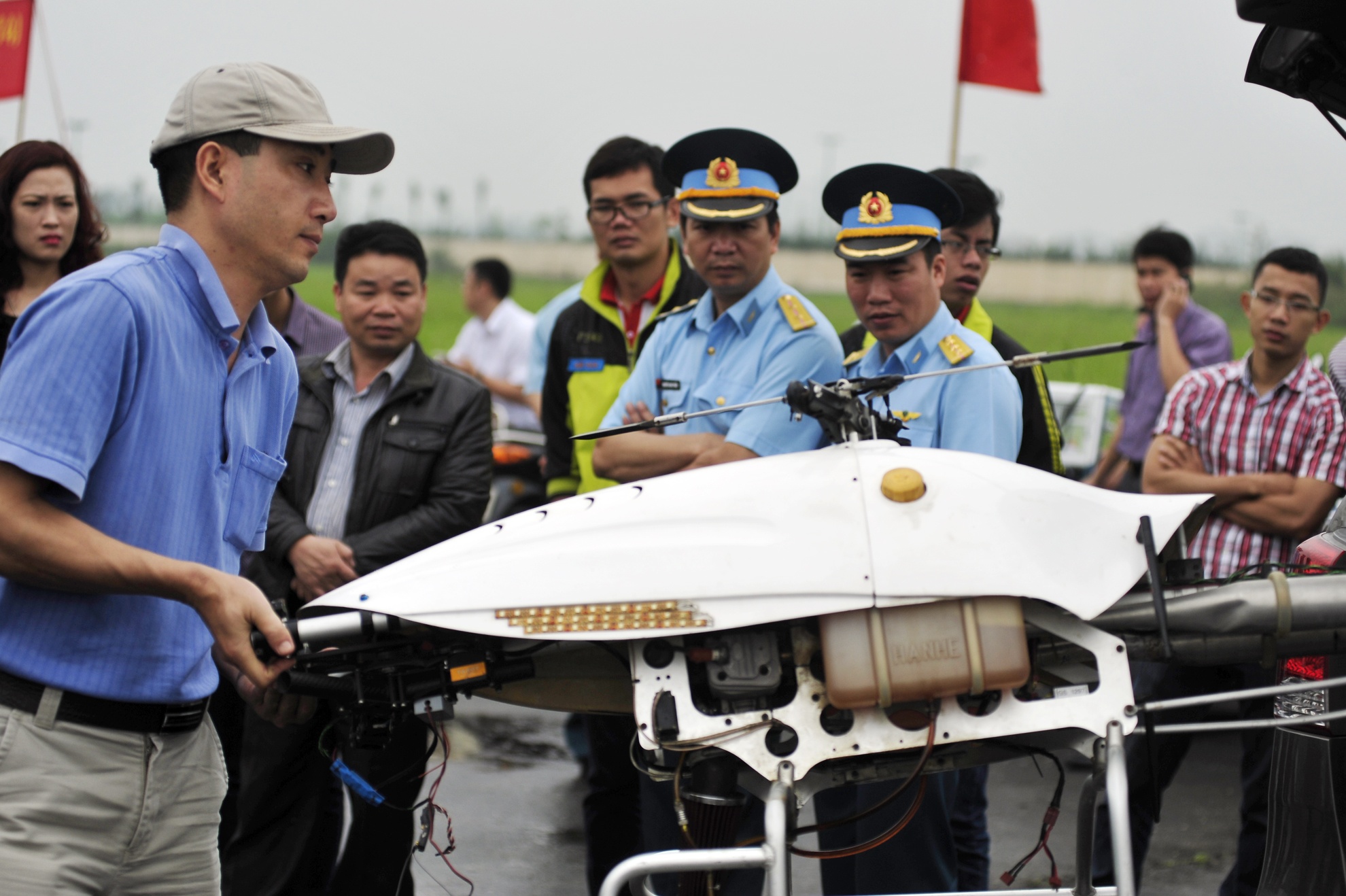 Truc thang mo hinh 700 trieu dong roi khi vua cat canh hinh anh