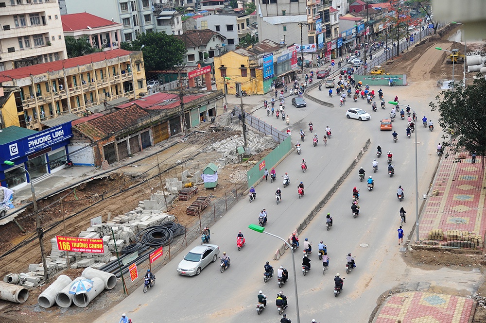 Can canh khuc cong uon luon o duong Truong Chinh hinh anh