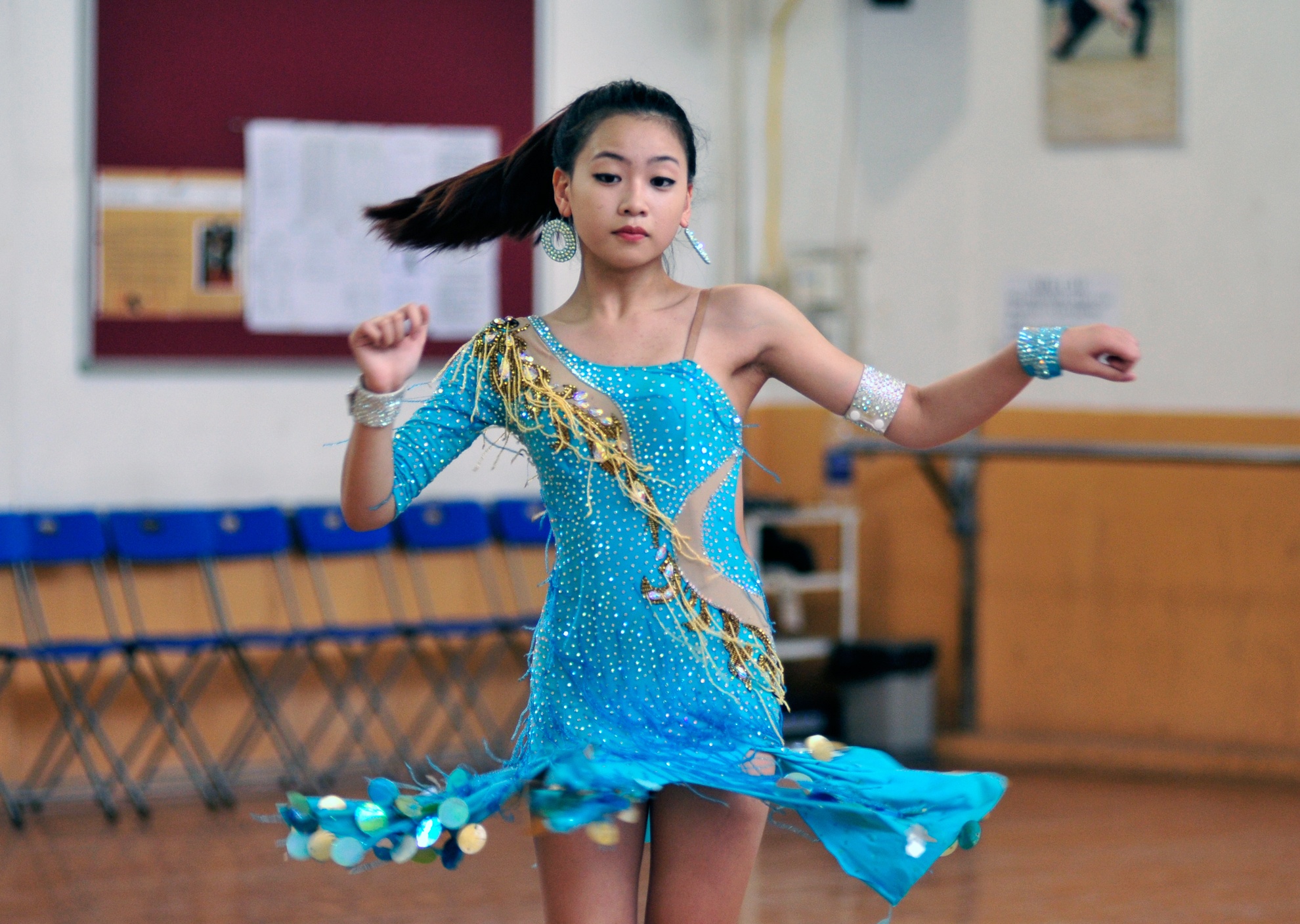 Man nhay dance sport dep mat cua hoc sinh lop 9 hinh anh