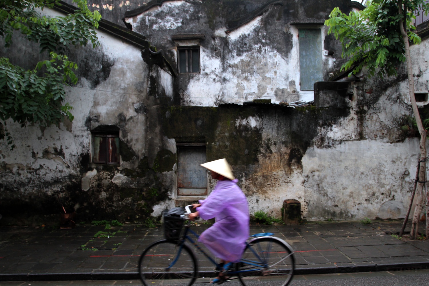 Xe dap len ngoi o pho co Hoi An hinh anh