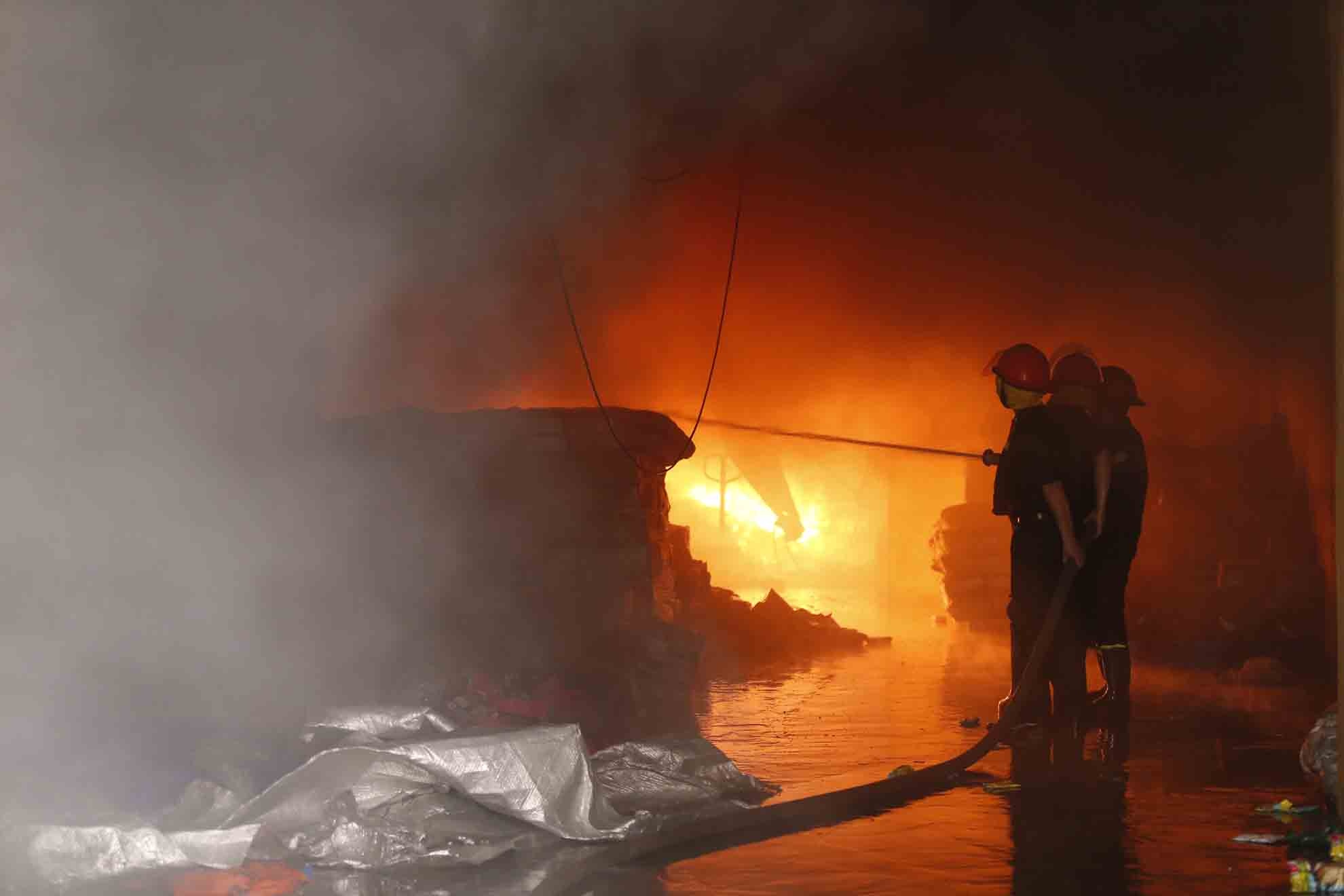 10 xe cứu hỏa được điều động đến hiện trường nhưng chưa dập tắt hết lửa.