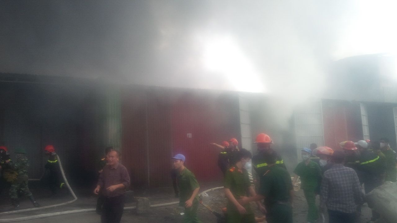 Luc luong cuu hoa no luc dap tat dam chay hinh anh