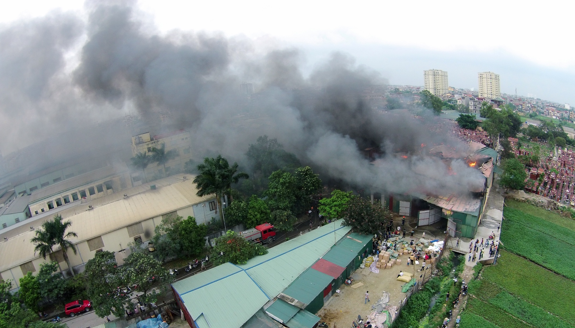 Chay lon tai khu cong nghiep Vinh Tuy hinh anh