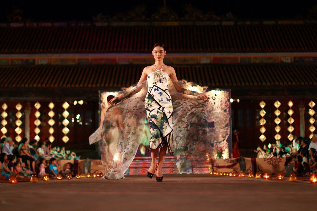 Trang phuc truyen thong 11 quoc gia tham gia Festival Hue hinh anh