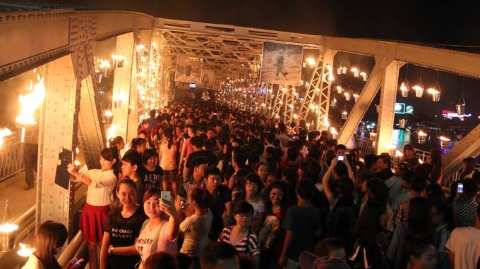 Dot 4000 ngon lua tren cau Truong Tien hinh anh