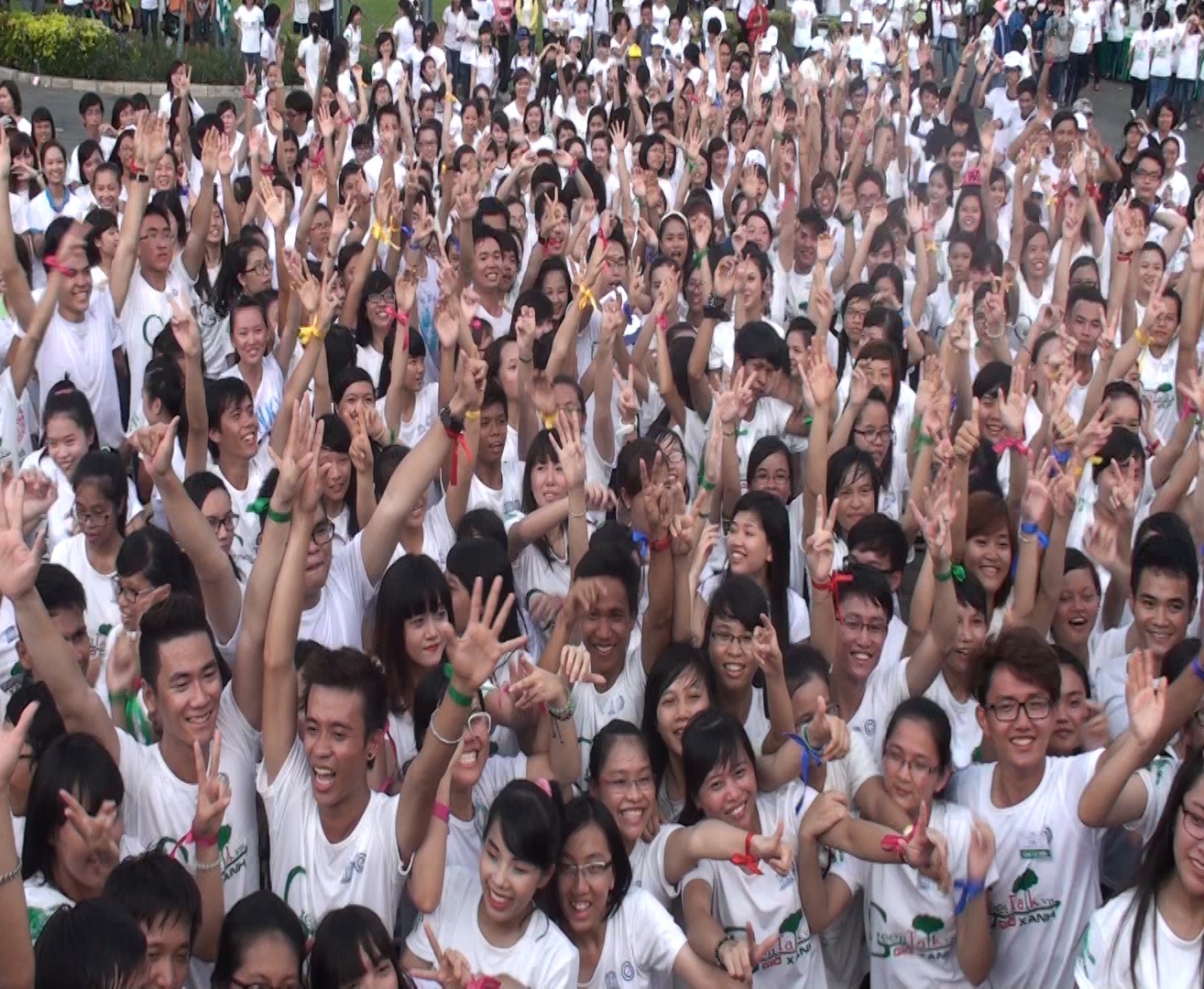 1000 ban tre nhay flashmob o ho Ban Nguyet hinh anh