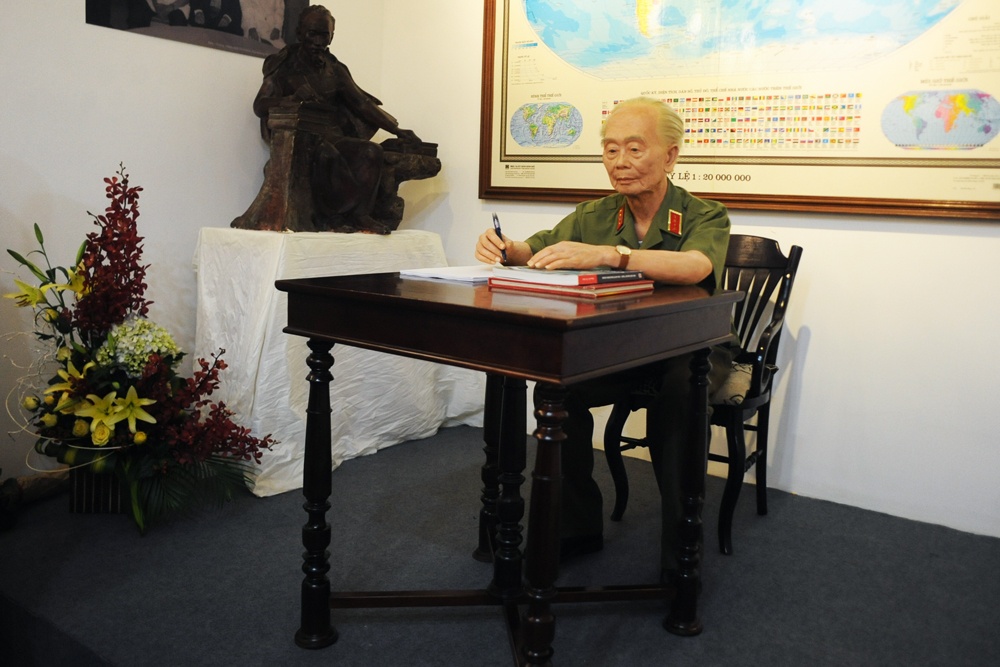 Tuong Dai tuong Vo Nguyen Giap ngoi lam viec giong nhu that hinh anh
