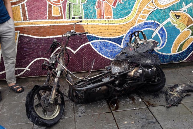 Xe may tay ga boc chay tren con duong gom su Ha Noi hinh anh