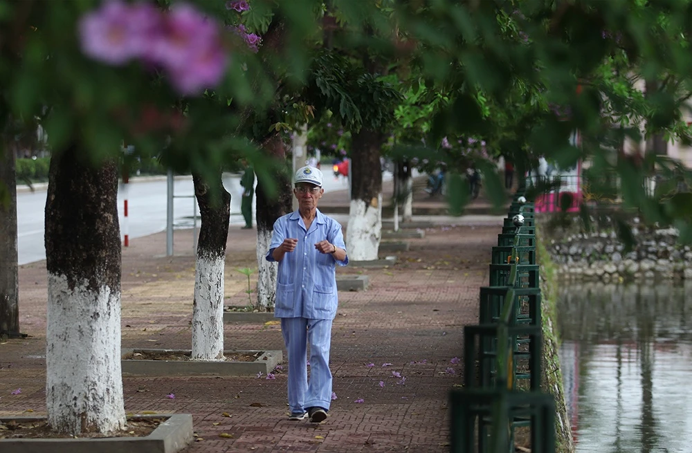  Năm 1952 chàng thanh niên trẻ người Hưng Yên nghe theo tiếng gọi của đảng, lên đường nhập ngũ vào Đại đội 924, Tiểu đoàn 255, Trung đoàn 174, Đại đoàn 316 trực tiếp tham gia vào chiến dịch Điện Biên Phủ. Đơn vị của ông được giao nhiệm vụ mũi nhọn đánh chiếm đồi A1. (Trong ảnh là người lính già khi ở tuổi 83 hàng ngày vẫn tập thể dục để duy trì sức khoẻ).