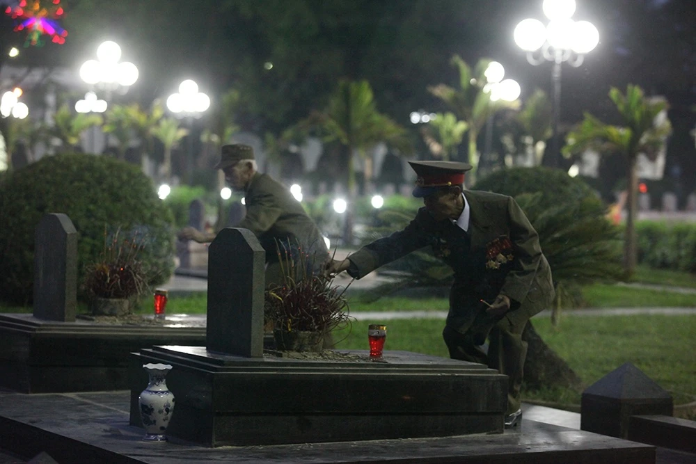 Những nén hương gửi tri ân tới đồng đội, những người đã nằm gai nếm mật, đã vào sinh ra tử để mang lại hoà bình cho đất nước.