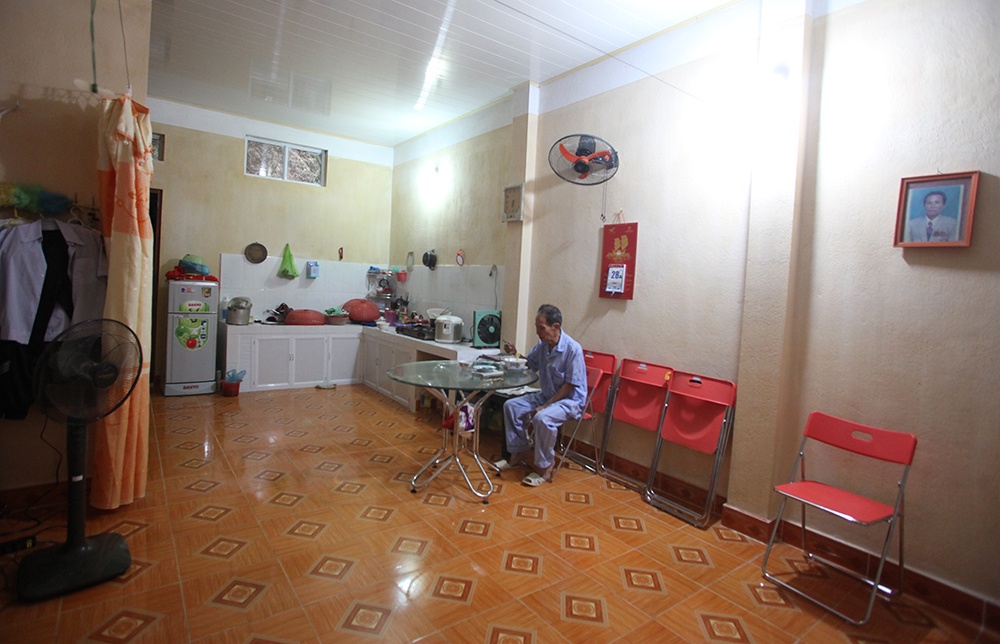  Đồi A1 là cứ điểm trọng yếu, là trái tim của chảo lửa Điện Biên là điểm cao nhất để bao quát các cứ điểm, quân địch đã xây dựng cứ điểm này các khâu phòng ngự then chốt ở cửa ngõ phía đông trung tâm Mường Thanh. (Trong ảnh: Một bữa ăn sáng đạm bạc trong căn nhà mới xây bằng tiền số tiền tích góp qua hàng chục năm).