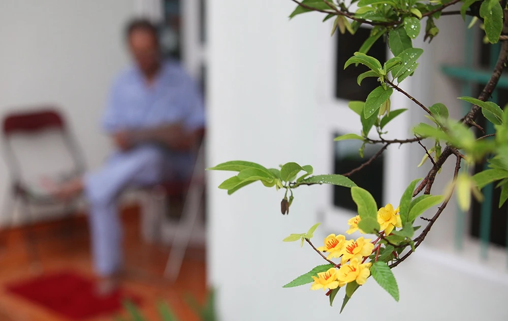  Dù đã nhiều tuổi nhưng hàng ngày ông Trường vẫn có thói quen đọc báo, xem tivi mỗi sáng, tuổi già nhiều bệnh nhưng những thói quen giúp cơ thể vận động luôn được ông duy trì.