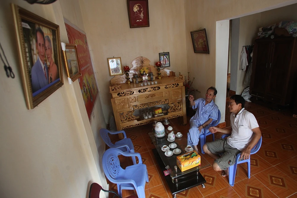 Ngôi nhà nhỏ nhưng lúc nào cũng rộng cửa đón những người hàng xóm, láng giềng quan tâm giúp đỡ nhau dù đó chỉ là vài câu chuyện làm quà.