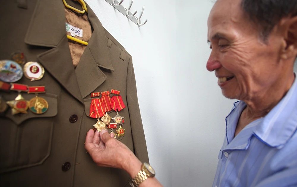 Với những cống hiến của mình, ông vinh  dự được Đảng, Nhà nước tặng thưởng Huân chương Quân công hạng nhất, Huân chương Chiến thắng hạng nhì, Huân chương Kháng chiến hạng nhất, Huân chương Chiến sĩ vẻ vang hạng nhất,...