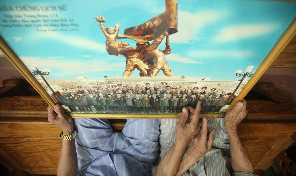 Ngày nghỉ đêm hành quân dòng dã nhiều tháng trời, ông bồi hồi chia sẻ khi nhìn vào bức ảnh chụp tập thể đơn vị, về những cảm xúc về những lần gặp thổ phỉ, những cơn sốt rét rừng đã cướp đi mạng sống của nhiều chiếc sỹ cùng đơn vị, hay những ngày tháng ngày cùng đồng đội chiến đấu, giành giật với địch từng mét hào trên đồi A1.