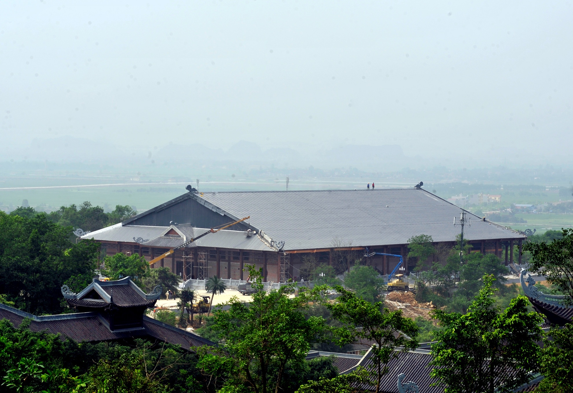 Hội trường lớn 3500 chỗ ngồi được xây dựng trong 1 tháng đang được gấp rút hoàn thiện những công đoạn cuối cùng.