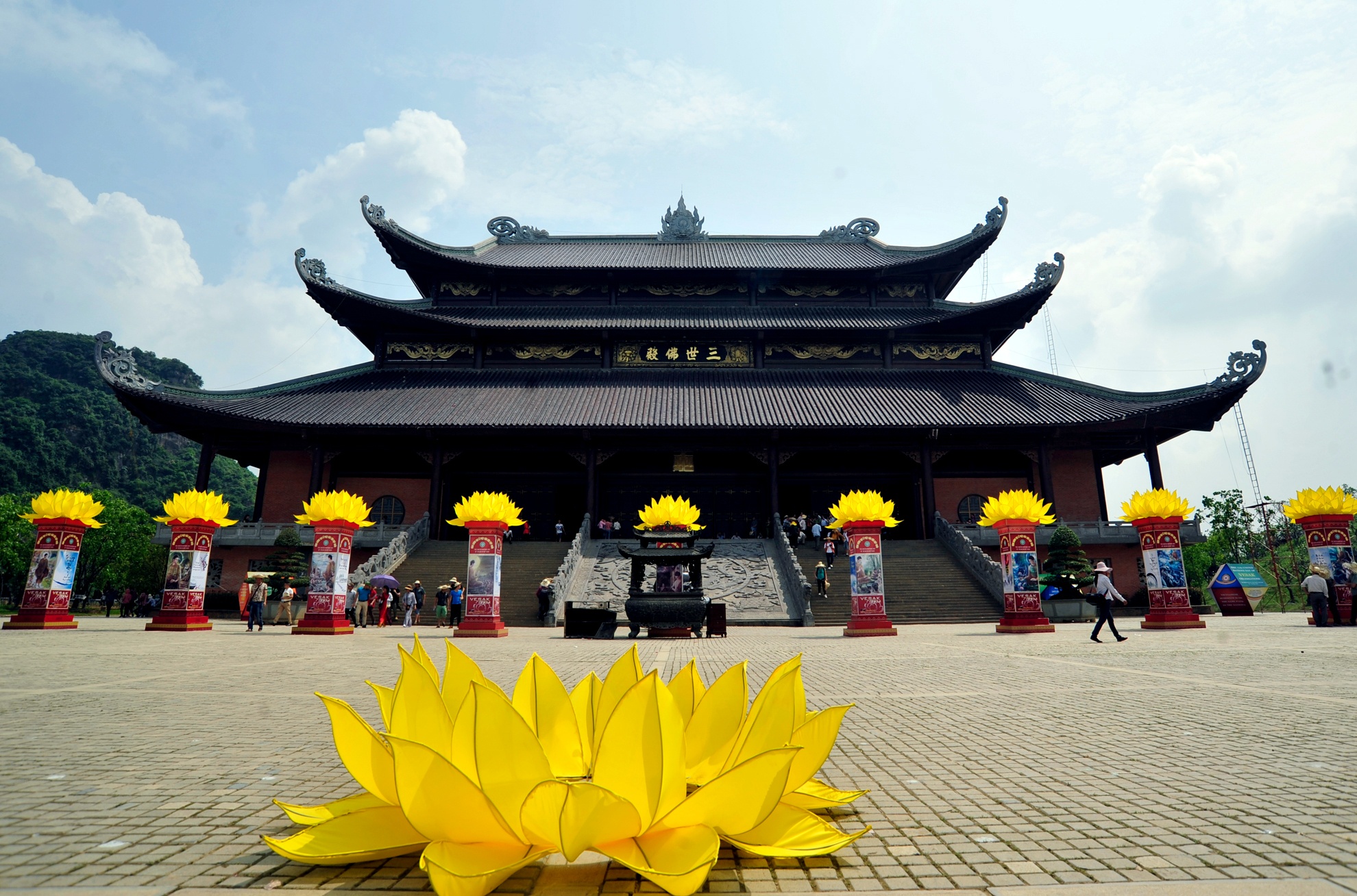 Được giáo hội Phật Giáo chọn làm nơi sẽ diễn ra đại lễ Phật Đản lớn nhất thế giới trong tháng 5 -2014, Ninh Bình đang gấp rút cho những công đoạn cuối cùng để nghênh đón các đoàn đại biểu.