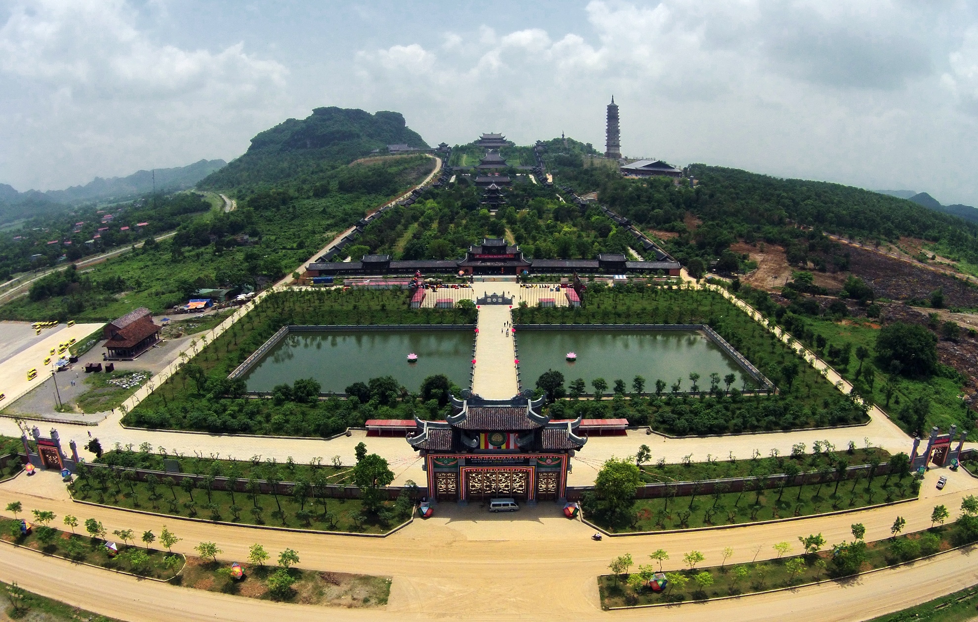 Chùa Bái Đính thuộc xã Gia Sinh - Gia Viễn - Ninh Bình, được xây dựng từ năm 2003, quần thể chùa Bái Đính hiện có diện tích 539 ha bao gồm 27 ha khu chùa Bái Đính cổ, 80 ha khu chùa Bái Đính mới và các hạng mục đang được xây dựng.