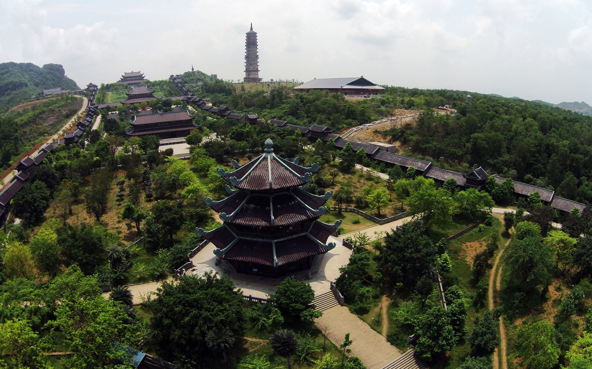 Hiện khách sạn 4 sao với 56 phòng, chủ yếu dành phục vụ các tăng ni và nguyên thủ quốc gia (phía trái so với chùa chính) đã sẵn sàng đón tiếp.