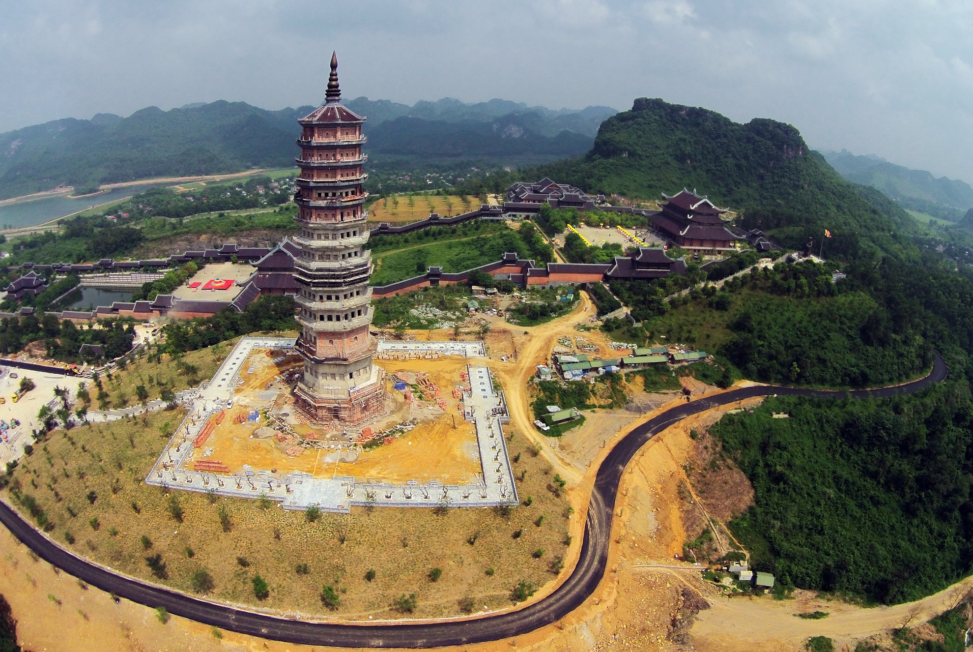 Hiện các hạng mục cho các buổi lễ: dâng hương, thả hoa đăng, cầu siêu...đang được khẩn trương triển khai tại các sân lớn trong khuôn viên chùa.