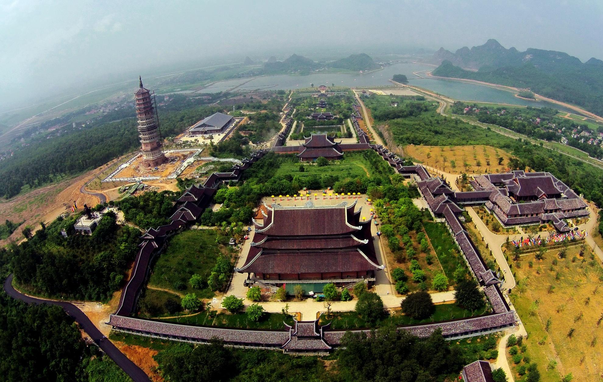 Song song với công tác an ninh, vệ sinh an toàn thực phẩm, công tác phiên dịch, tình nguyện viên và trợ giúp đại biểu tới tham dự phần lớn được hỗ trợ từ sinh viên các trường ĐH tại Hà Nội vì số lượng giáo viên ngoại ngữ tại tỉnh là khá ít.