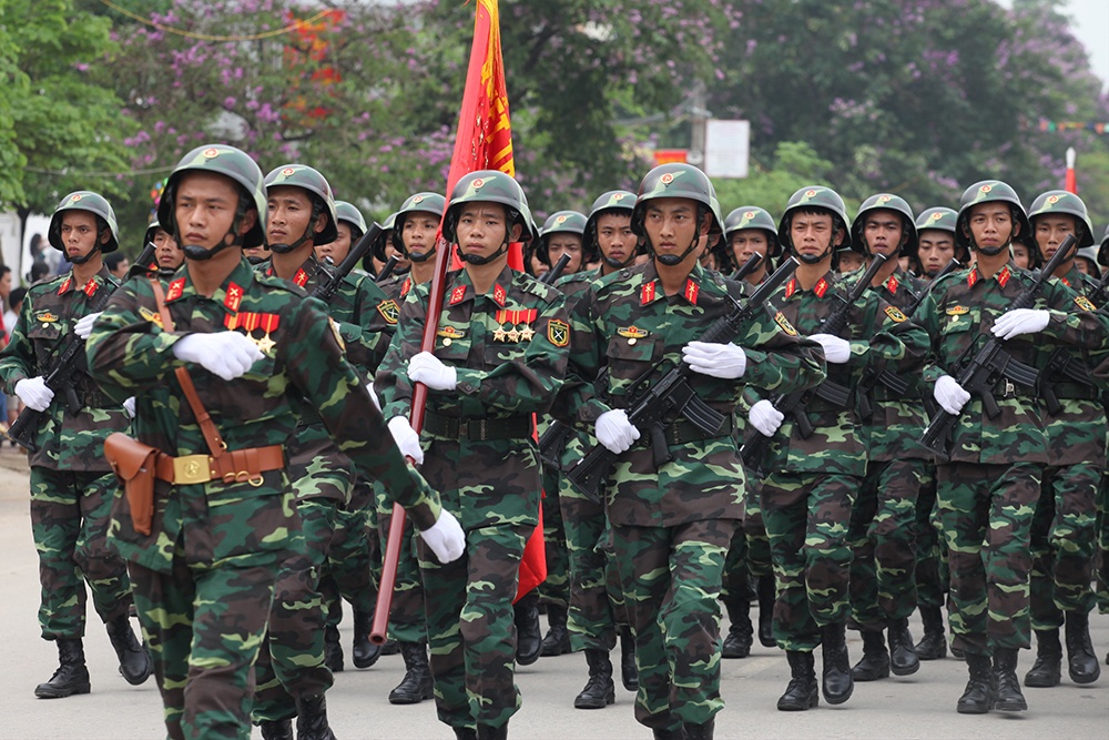 So duyet dieu binh Dien Bien Phu ngoai duong pho hinh anh