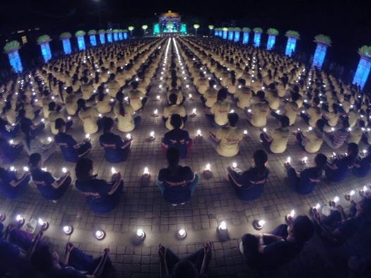 Le thap nen cau nguyen cho hoa binh hinh anh