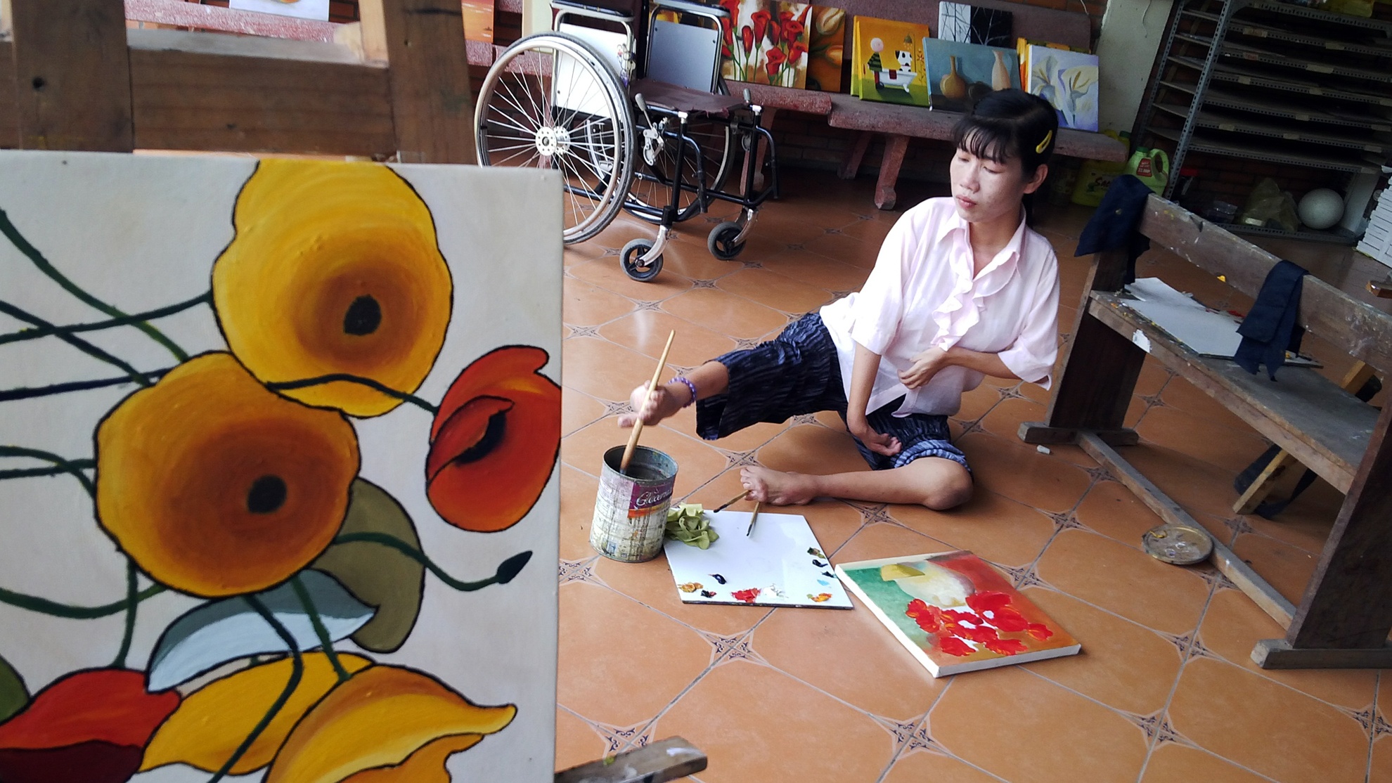 Nguoi phu nu ve tranh bang chan hinh anh