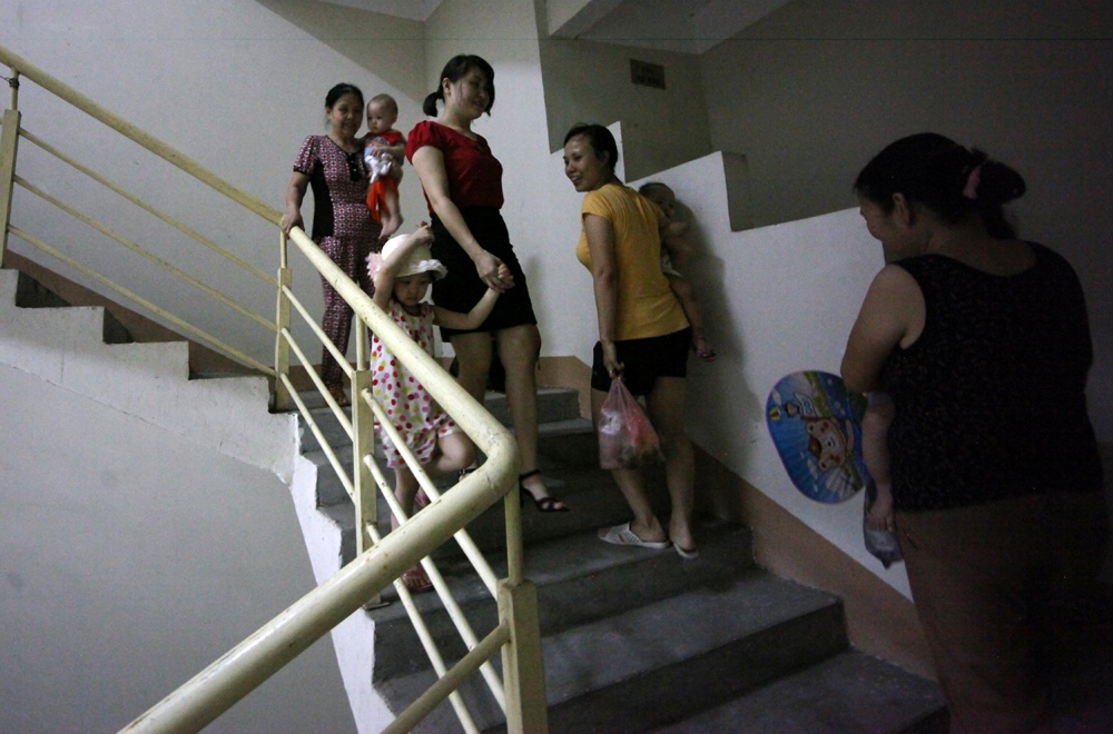 Hang tram nguoi dan leo bo chung cu 34 tang hinh anh