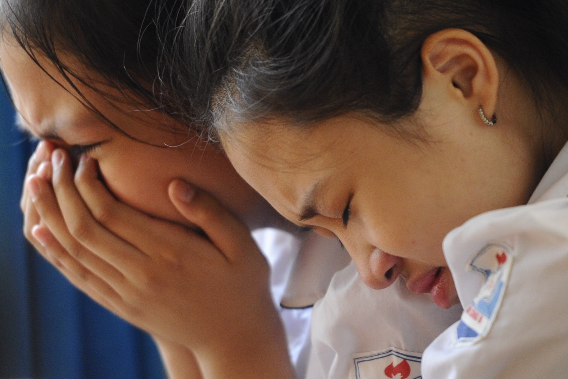 Hoc sinh lop 5 khoc nuc no trong ngay chia tay hinh anh