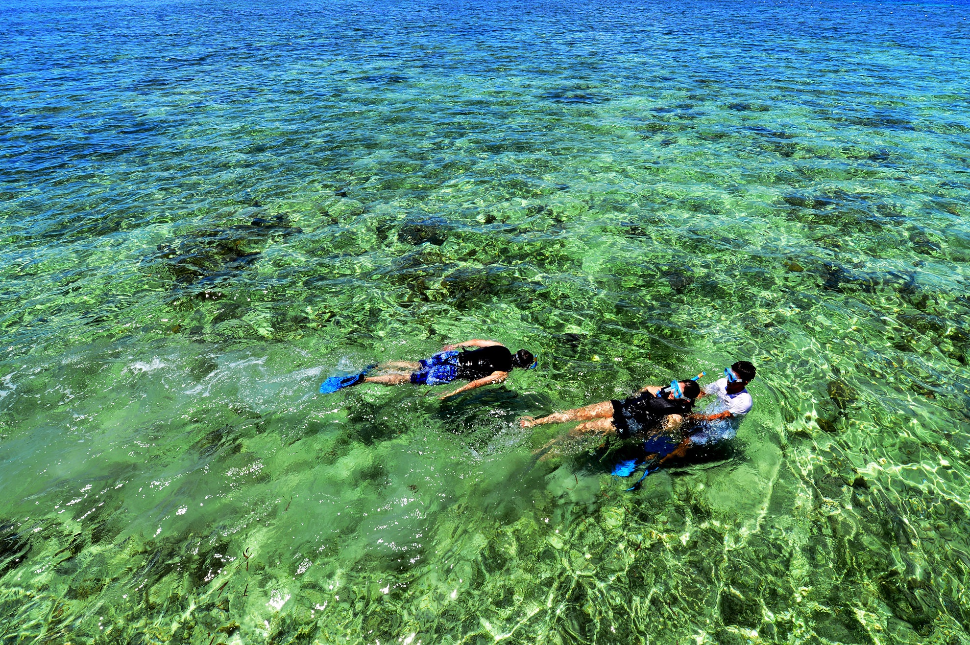 Hon dao xanh than tien o bien Cebu hinh anh