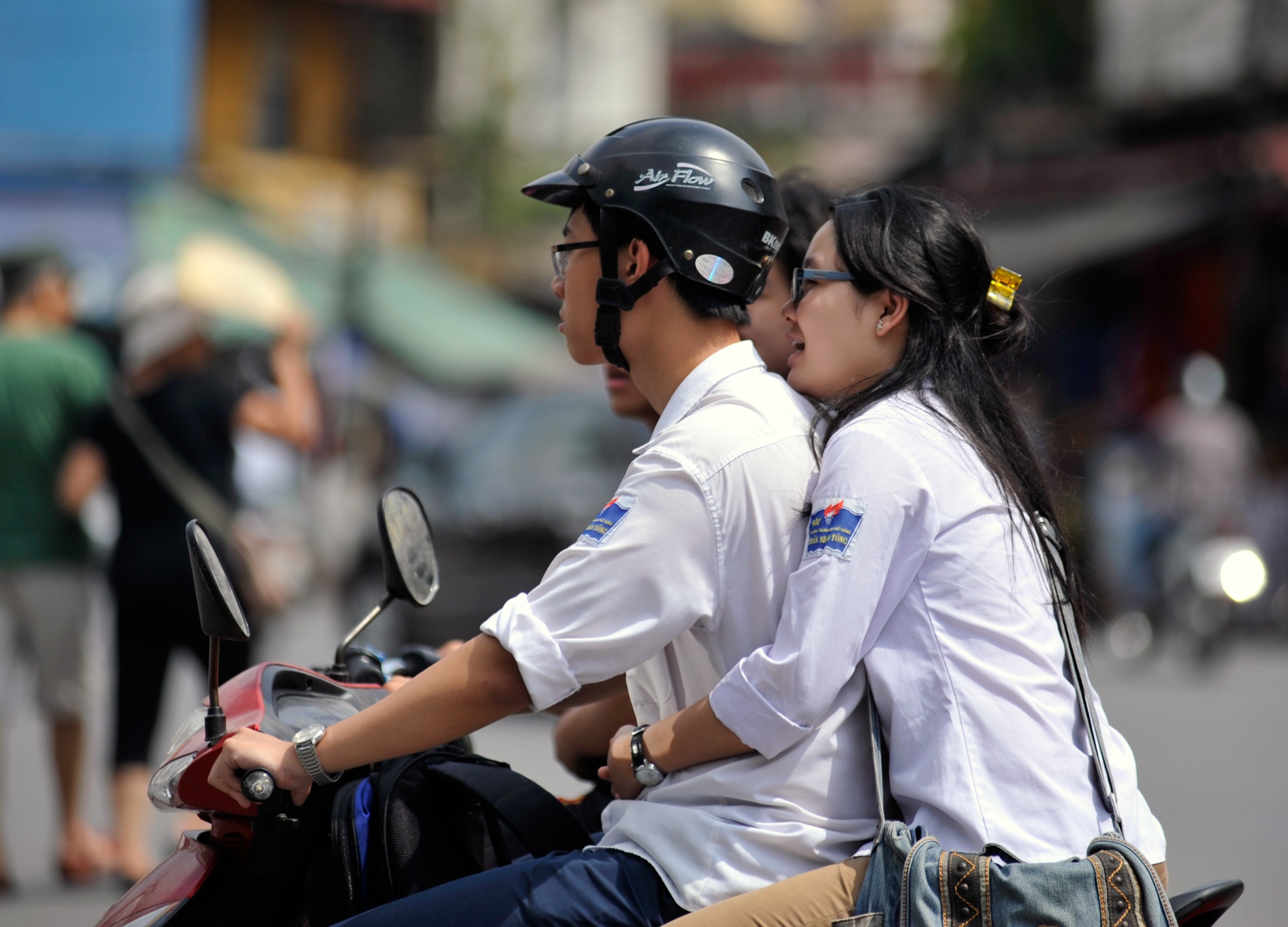 Si tu kep ba, dau tran di xe may sau buoi thi cuoi hinh anh