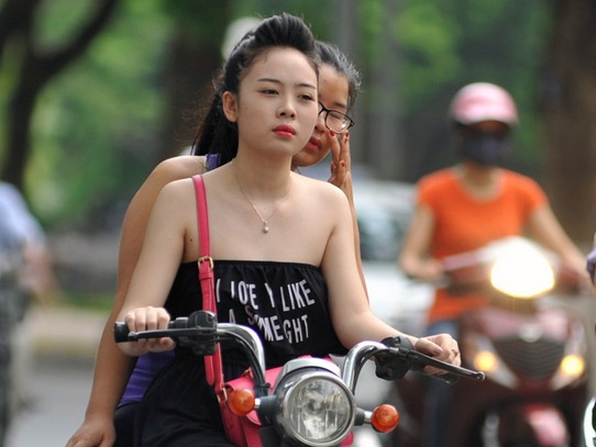 Nguoi di xe dap dien 'vo tu' pham luat o Ha Noi hinh anh