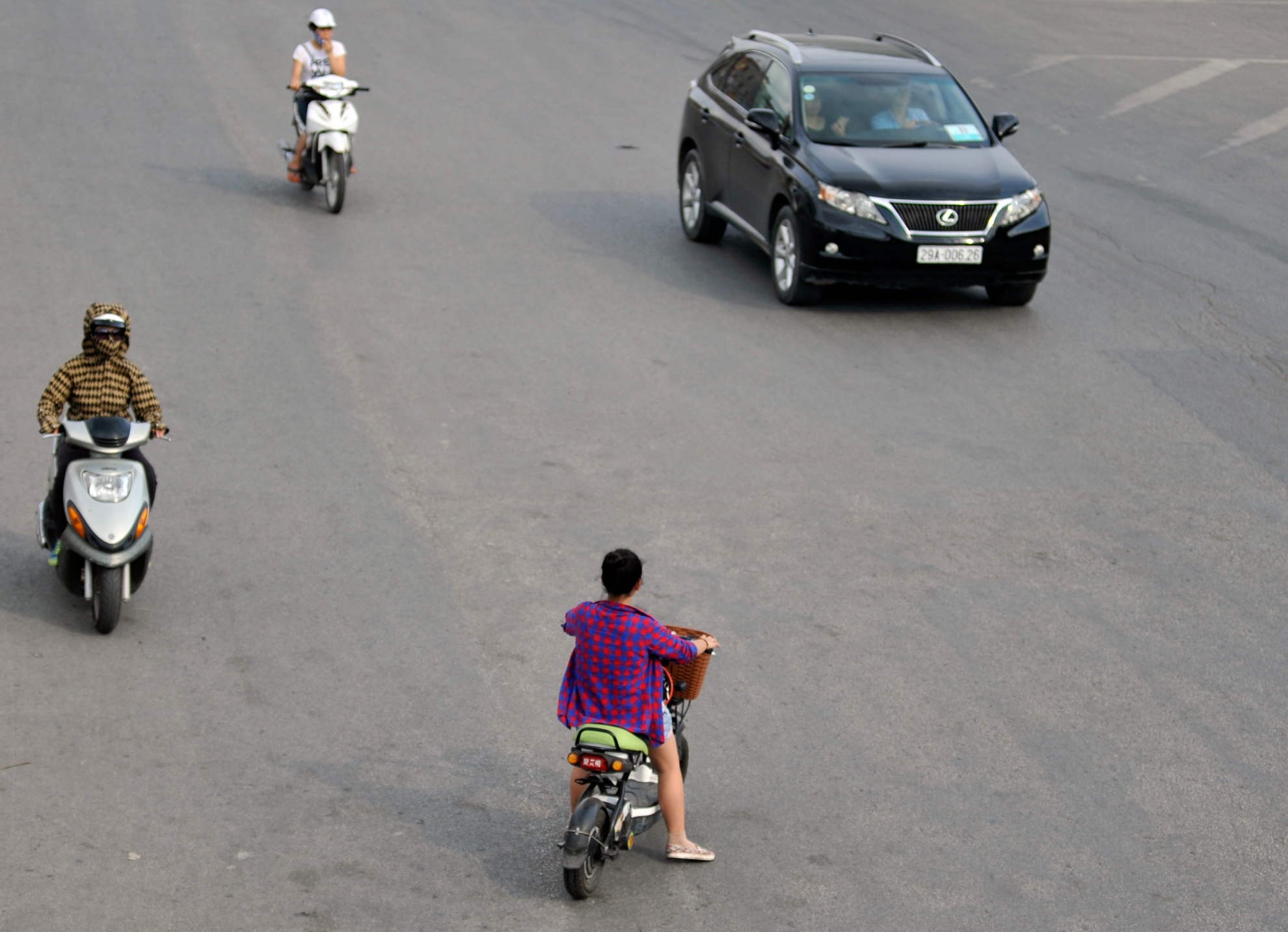 Đi ngược chiều nguy hiểm tại nơi có nhiều phương tiện chạy tốc độ cao.