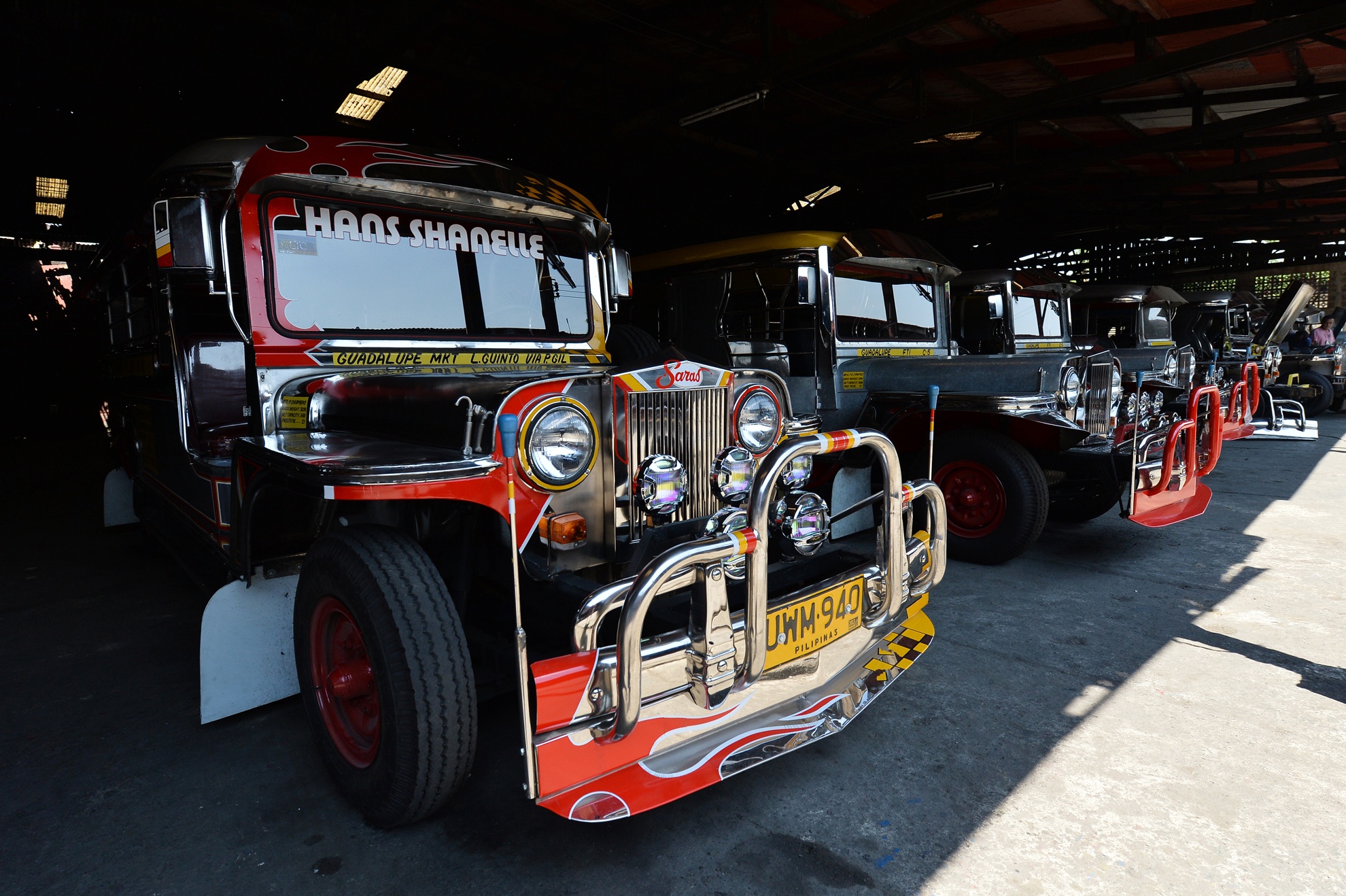 Ben trong lo do xe Jeepney noi tieng o Philippines hinh anh
