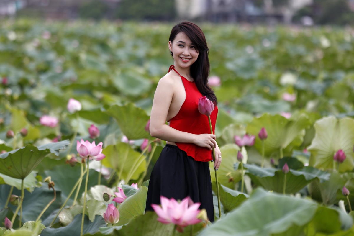 Thieu nu ao yem goi cam voi mua sen Ha Noi hinh anh