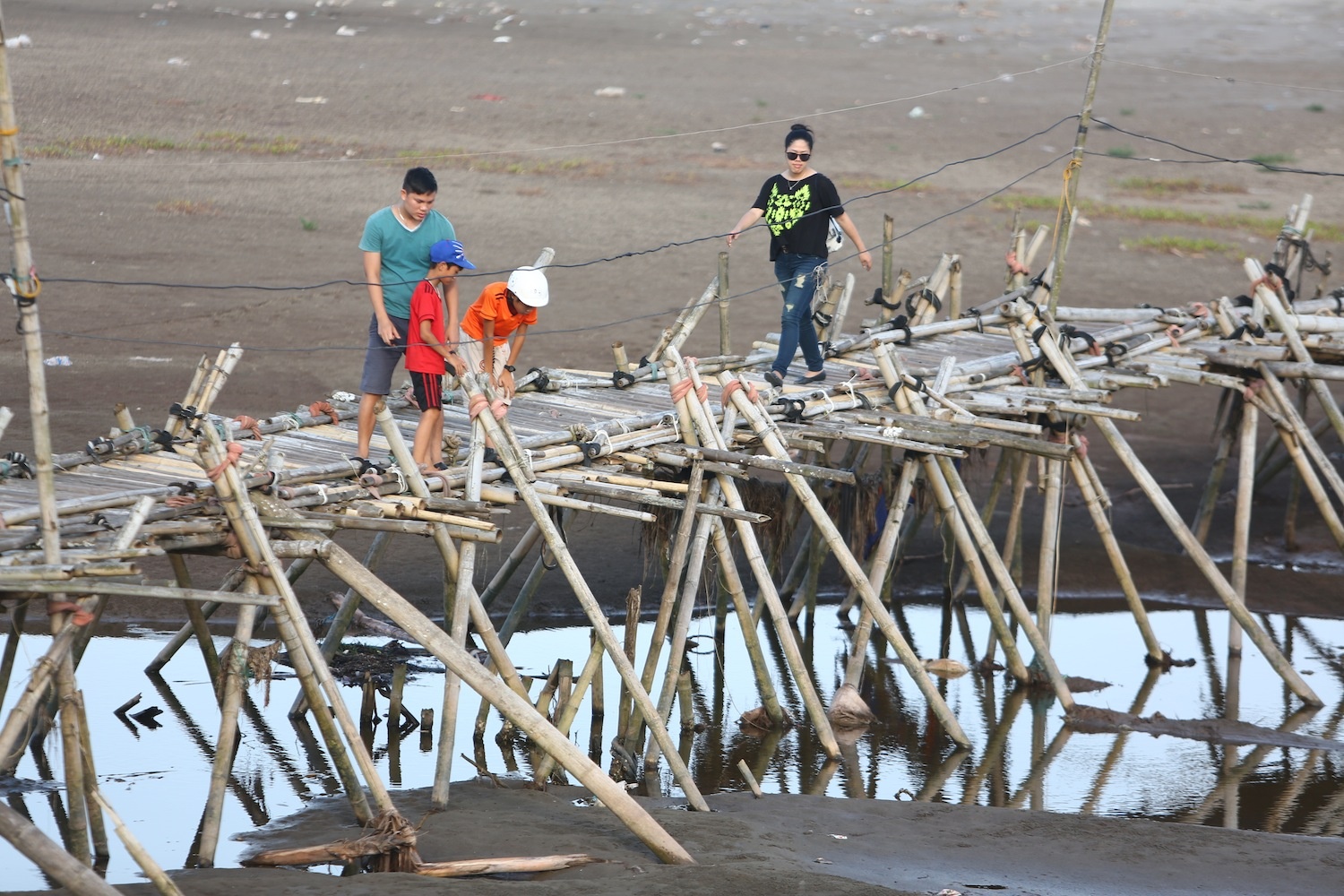 Cay cau 100 trieu dong ven bien lam tu tre va lop xe hinh anh