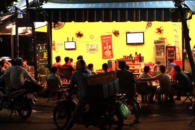 Sai Gon nao nhiet trong tran cau khai mac World Cup hinh anh