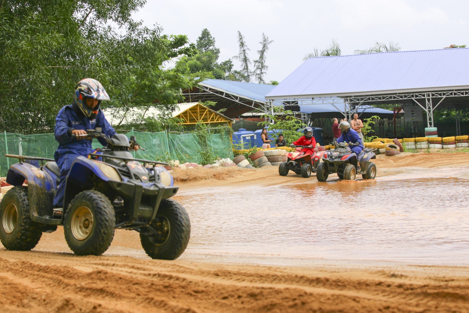 Dan choi trinh dien ATV, GoKart o truong dua mao hiem Sai Gon hinh anh