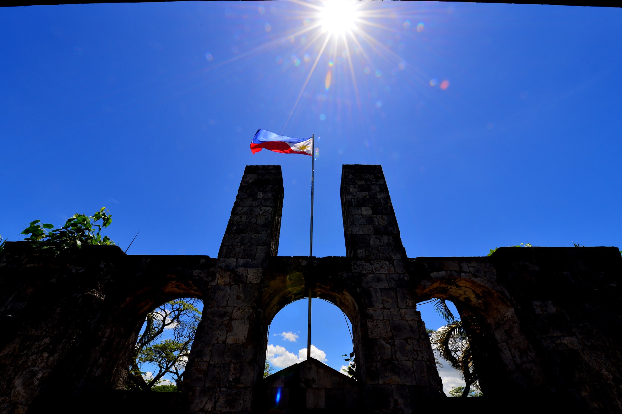 Phao dai lau doi nhat tren bo bien o Philippines hinh anh