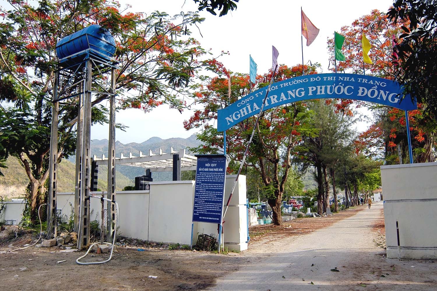 Đã hơn 10 năm nay người dân xung quanh khu vực nghĩa trang Phước Đồng , thuộc thôn Phước Thượng xã Phước Đồng thành phố Nha Trang, một vùng luôn khô hạn, thiếu nguồn nước sạch, sống nhờ vào nguồn nước duy nhất là cái giếng nước bên cạnh nghĩa trang, mặc dù biết rằng nguồn nước này chắc chắn là ô nhiểm, nhưng những người dân nghèo nơi đây không còn cách nào khác vì nó là cái giếng nước duy nhất nơi đây. Cái bồn chứa nước trên cao nằm sát bên bờ tường nghĩa trang để xã nước xuống theo đường ống cho bà con lấy nước.